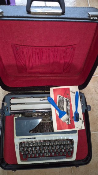 Máquina de escribir Koniger 9801 con maletín