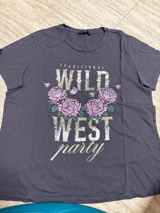 Camiseta Gris con Estampado Floral