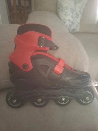 Patines en línea negro y rojo