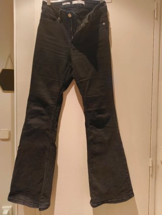 Pantalón vaquero flare negro Mango