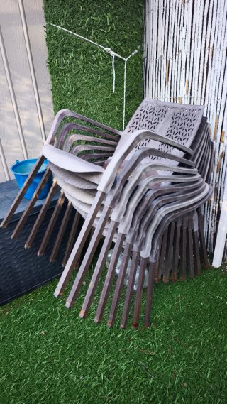Set de 8 sillas de plástico marrón