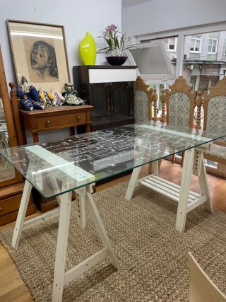 Mesa de estudio con tablero de cristal