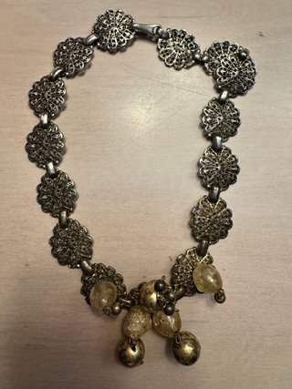 Collar Vintage con Detalles Florales