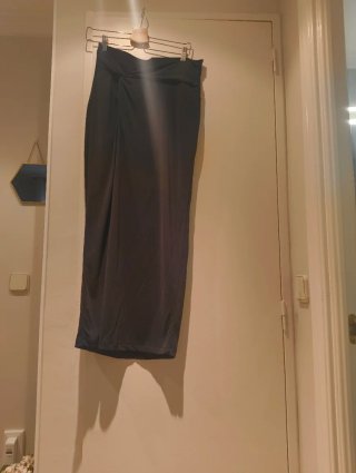 Falda midi negra con nudo