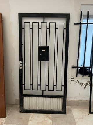 Puerta de entrada de hierro