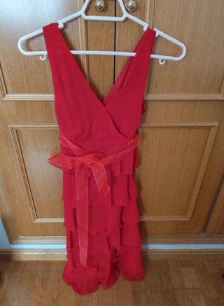 Vestido de fiesta rojo con volantes
