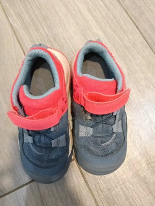Zapatillas deportivas/ montaña número 26