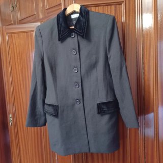 Chaqueta Americana Gris con Detalles en Terciopelo