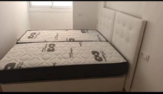 Divano letto bianco con testiera