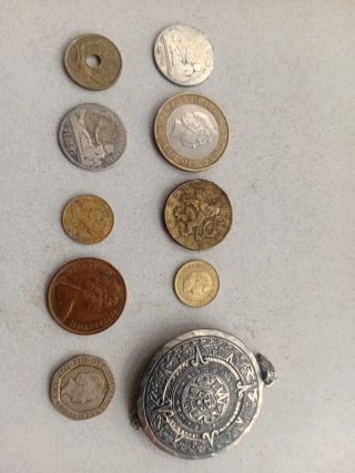 Lote de 9 monedas variadas y colgante