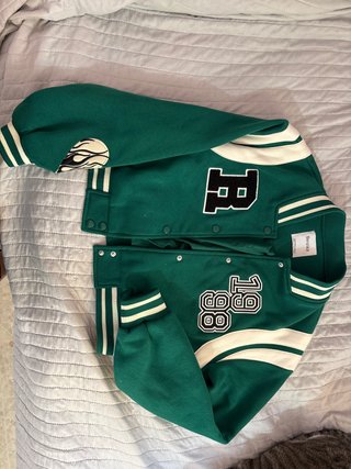 Chaqueta universitaria Bershka verde XS