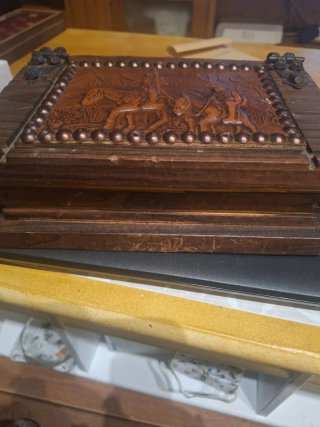 Cajita de madera con relieve