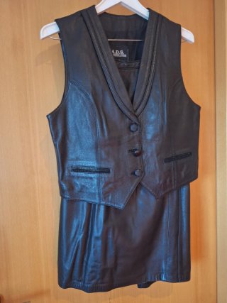 Conjunto de Chaleco y Falda de Piel Negro