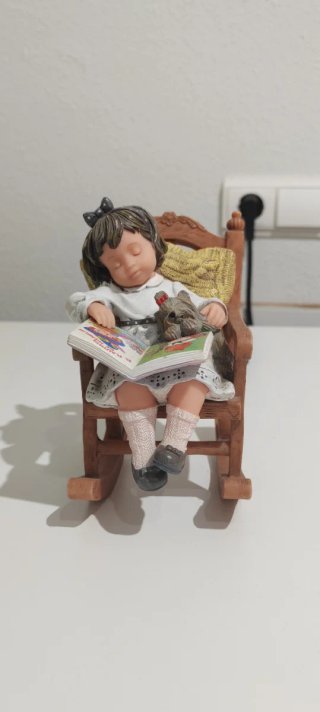 Figura de Niña en Mecedora de nadal