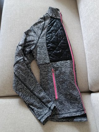 Chaqueta deportiva gris y negra