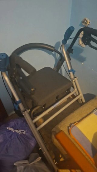 Andador con asiento y ruedas