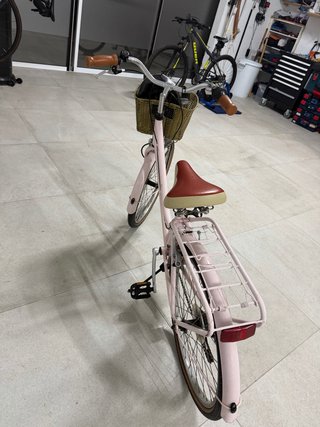 Bicicleta de niña rosa estilo clásico