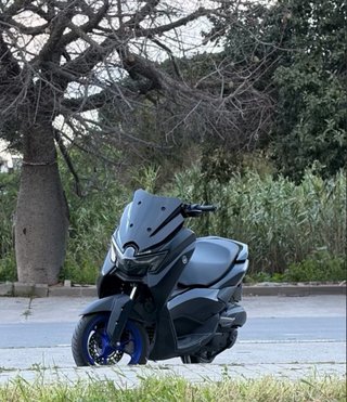 Yamaha NMAX Scooter Negro y Azul