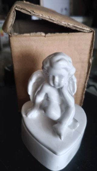 Cajita de cerámica con figura de ángel