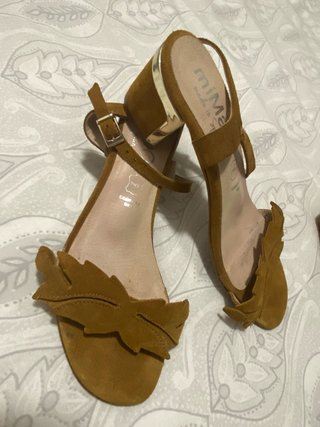 Sandalias miMao ante mostaza