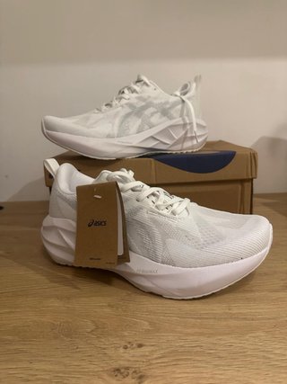 Zapatillas Asics Novablast Blancas T43.5