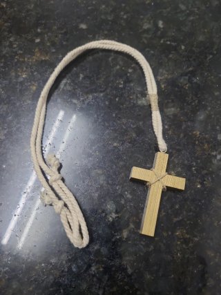 Cruz de comunión tono dorado pero es de madera.