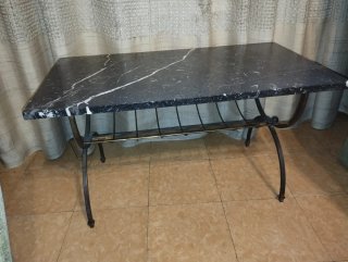 Mesa baja de mármol y hierro