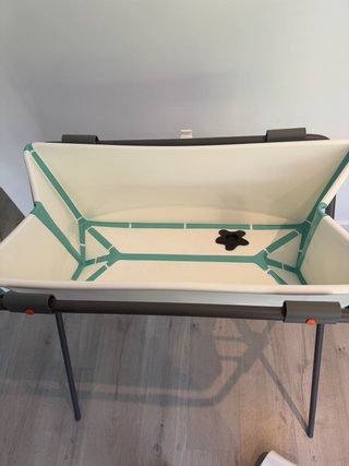 Bañera Plegable Stokke para Bebé con patas alzador
