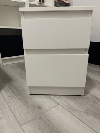 Mesita de noche blanca