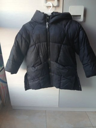 Chaqueta Acolchada Negra con Capucha