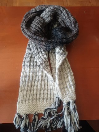 Bufanda de lana gris y blanca