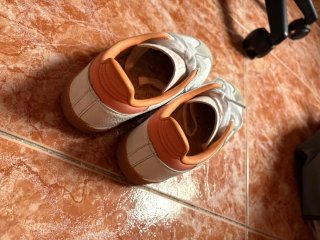 Zapatillas Adidas Blancas y Naranjas