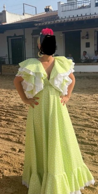 Traje de flamenca verde lima con lunares blancos