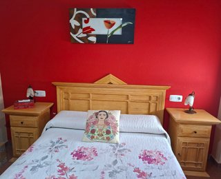 Dormitorio de matrimonio de madera de pino maciza.