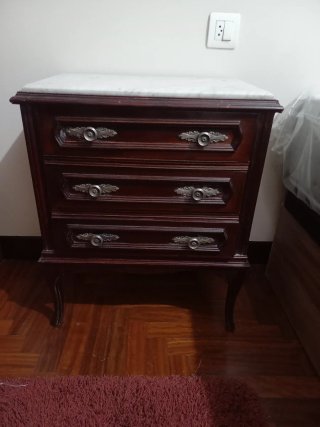 Mesilla de madera c/u 10€  y cómoda 2O€