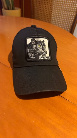 Gorra Negra con Parche de Pantera