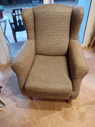 Sillón orejero marrón