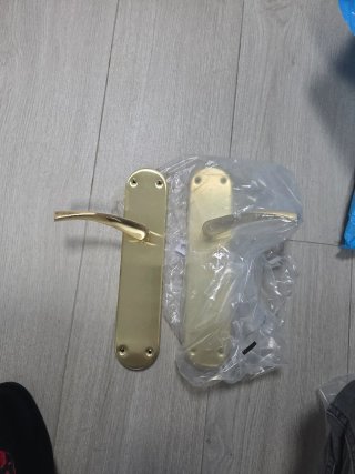 2 Manillas de Puerta Doradas con Placa Larga