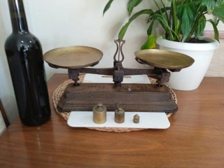 Antigua balanza bascula y lote 3 pesas bronce