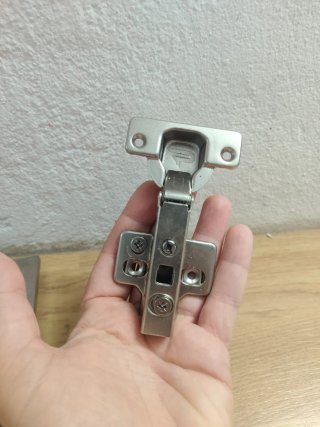 Bisagra para Armario de Cocina