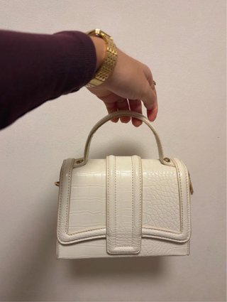 Mini Bolso Blanco con Correa Dorada
