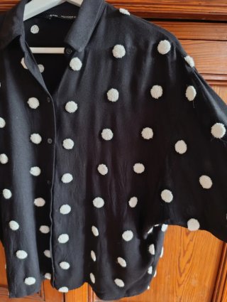Camisa Zara Negra con Lunares Blancos Talla S