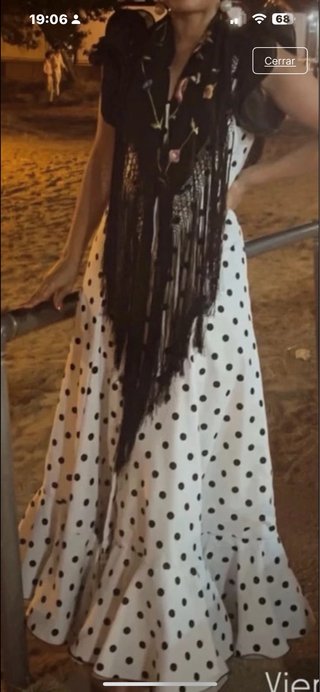 Traje de flamenca blanco con lunares negros