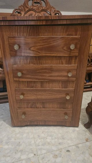 Máquina de coser antigua en mueble de madera
