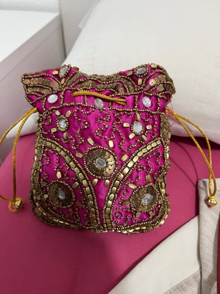 Bolso de mano tipo saco con abalorios