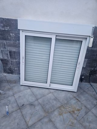 Ventana Corredera Blanca con Persiana