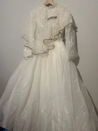 Vestido de novia blanco con capa de lentejuelas