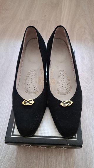 Zapatos de salón negros con adorno dorado (T. 37)