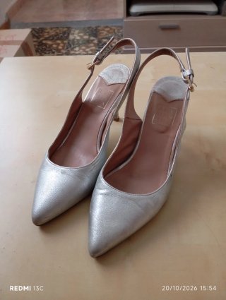 Zapatos de tacón plateados
