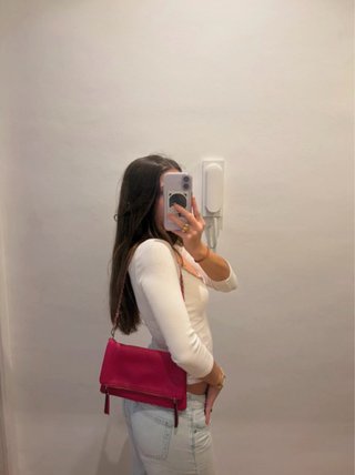 Bolso Bandolera Fucsia con Correa Dorada